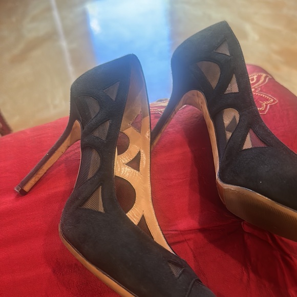 Jimmy Choo London heels in good used condition.  Very confortable 3.5 heel. - Picture 3 of 5